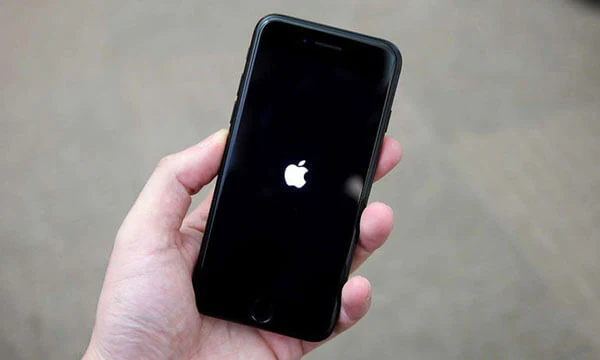 iphone-stuck-on-apple