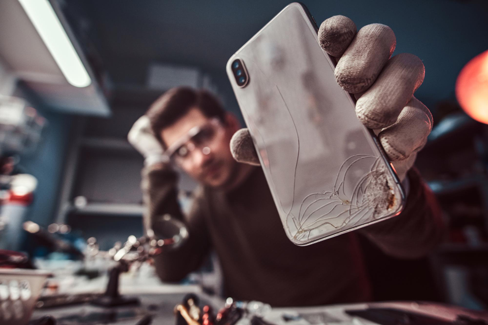 Ultimate Guide to Fixing a Cracked iPhone Screen Yourself (or Knowing When to Call a Pro)